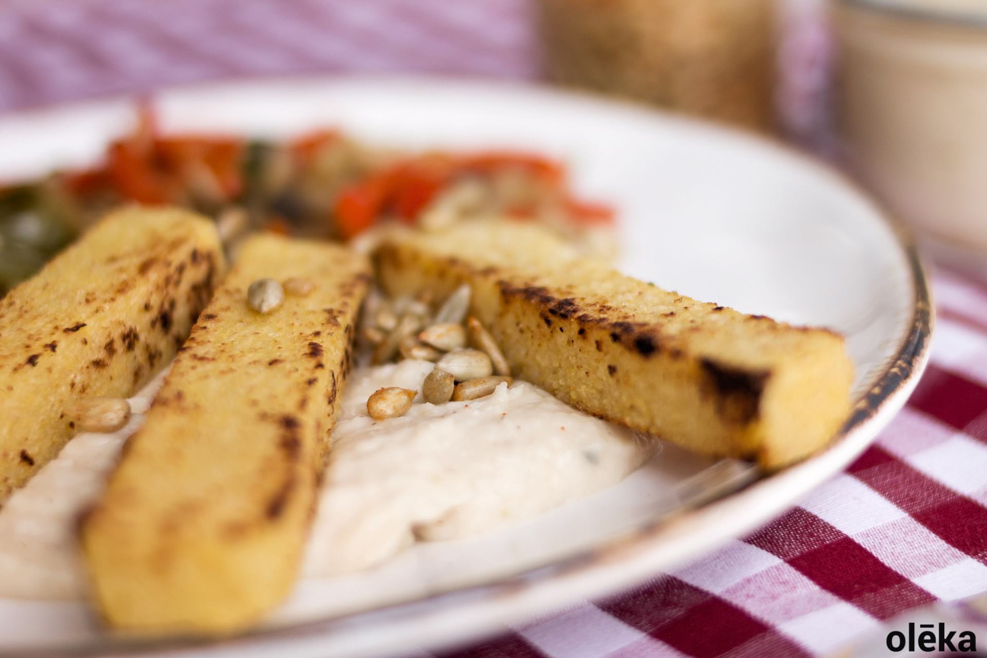 polenta vegana con salteado de verduras y hummus