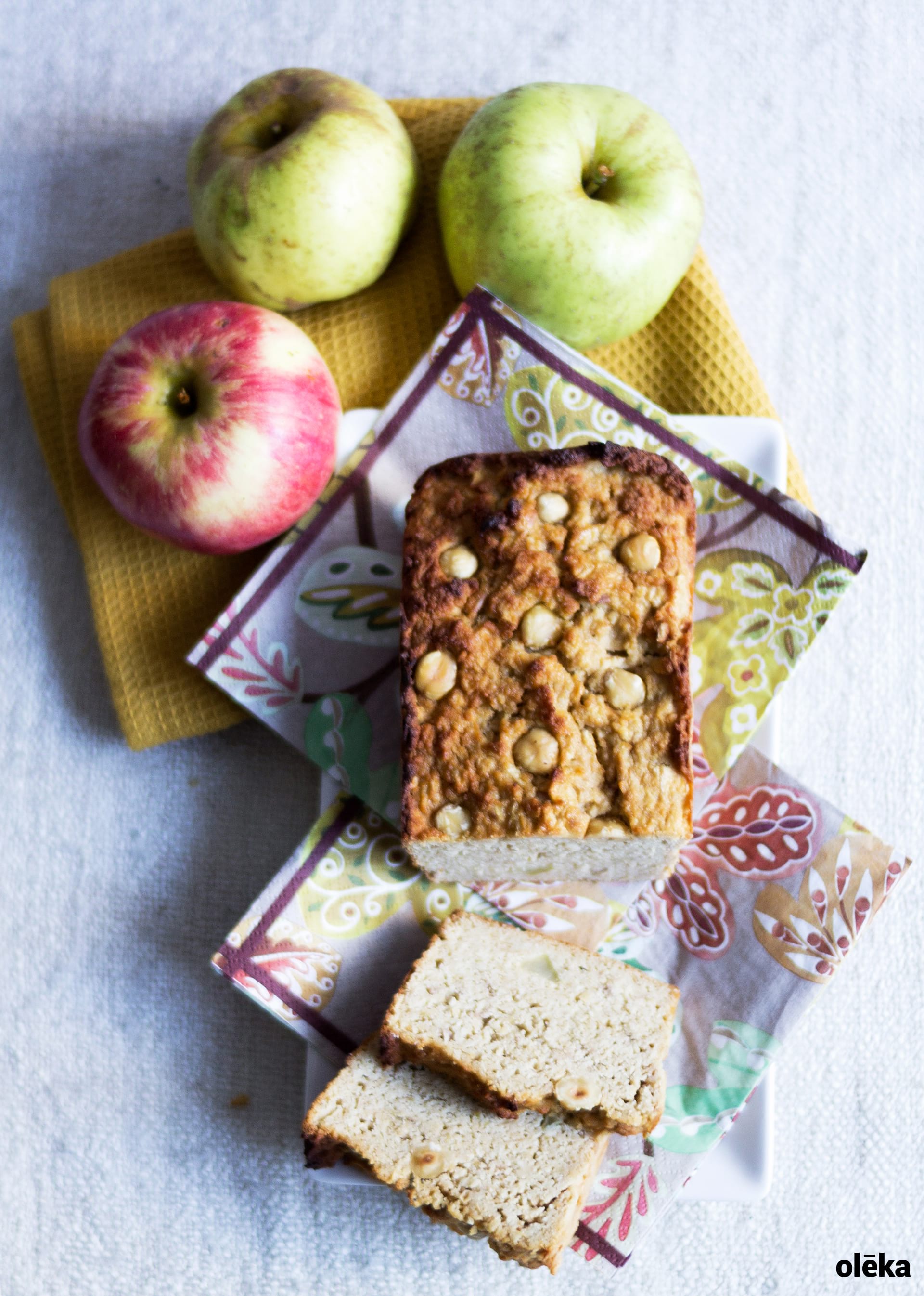 bizcocho de manzana, almendra y avena