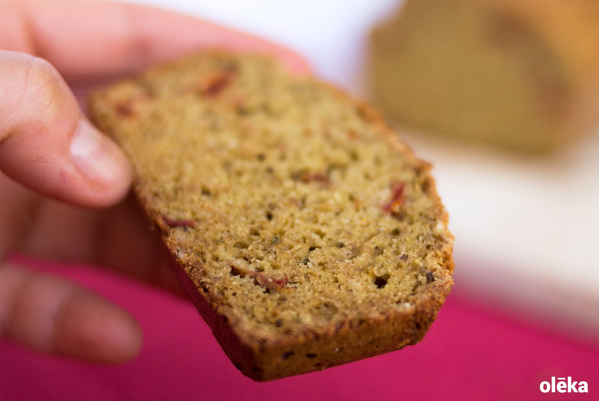 rebanada de pan de almendra, tomate y romero