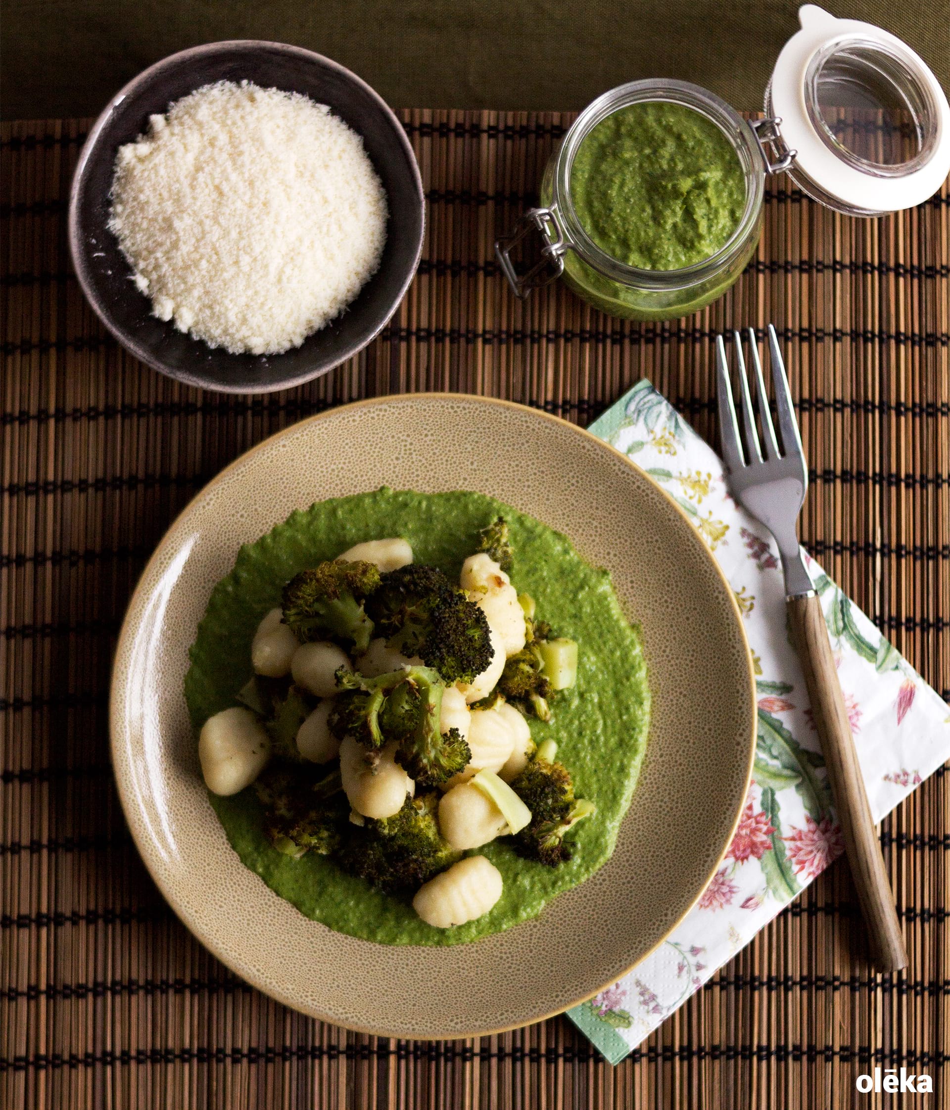 gnocchi con salsa verde y brocoli al horno